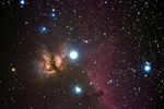 По центру: Туманность «Пламя» (NGC 2024), справа: Туманность «Конская Голова» (IC 434, Barnard 33, также известная как «Голова Лошади») По центру: Туманность «Пламя» (NGC 2024), справа: Туманность «Конская Голова» (IC 434, Barnard 33, также известная как «Голова Лошади»)